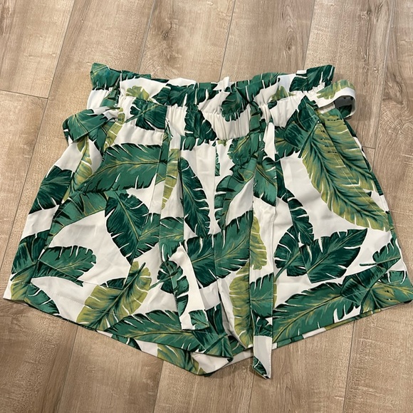 Size large leaf print shorts with pockets - Picture 1 of 3